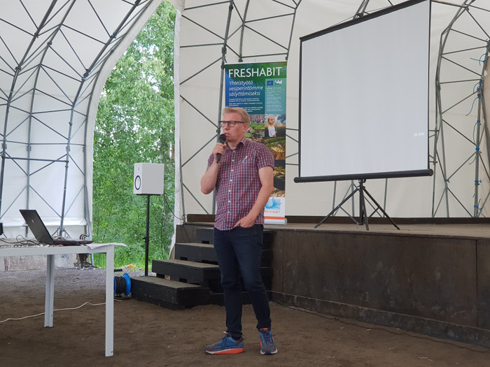Ministeri Kimmo Tiilikainen tuomassa valtiovallan tervehdystä